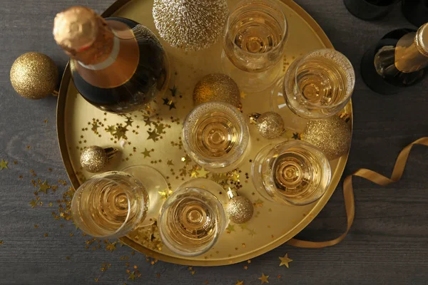 Поднос Бокалами Бутылкой Шампанского Безделушки Вид Сверху — стоковое фото