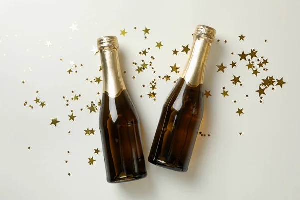 Бутылки Шампанского Блестки Белом Фоне — стоковое фото