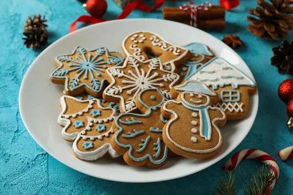 盘子里有美味的蓝色背景圣诞饼干 — 图库照片