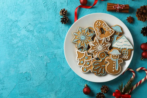 Prato Com Deliciosos Biscoitos Natal Fundo Azul — Fotografia de Stock