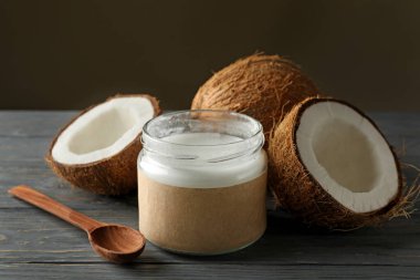 Tahta zeminde taze hindistan cevizi ve hindistan cevizi sütü.