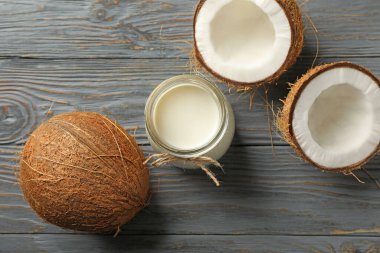 Tahta zeminde taze hindistan cevizi ve hindistan cevizi sütü.