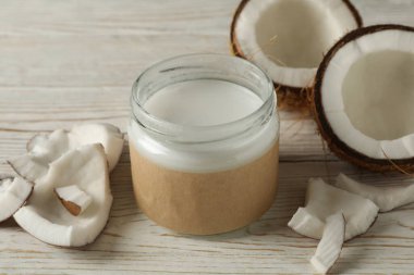 Tahta zeminde taze hindistan cevizi ve hindistan cevizi sütü.