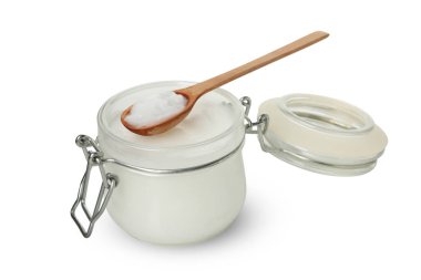 Beyaz arkaplanda izole edilmiş hindistan cevizi sütü kavanozu