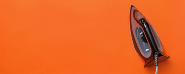 Turuncu zemin üzerinde modern demir, metin için boşluk