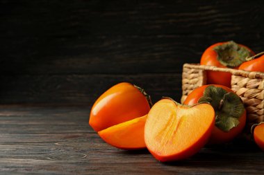 Ahşap zeminde taze olgun hurma, metin için boşluk