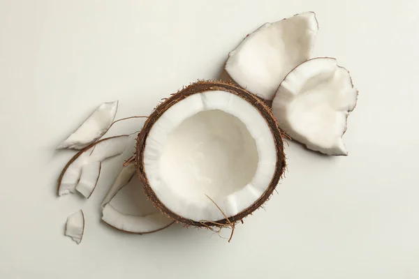 白い背景に新鮮なおいしいココナッツ トップビュー — ストック写真