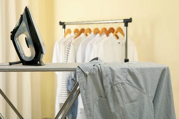 Ferro Moderno Tábua Engomar Com Camisa Espaço Para Texto — Fotografia de Stock