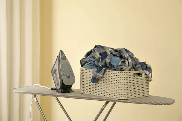 Iron Basket Clothes Ironing Board — Stock Photo, Image