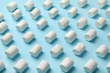 Mavi arka planda şekerleme ile düz yatıyordu