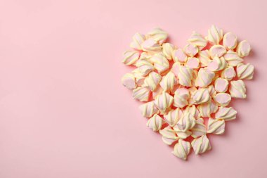 Pembe arka planda marşmelovdan yapılmış kalp