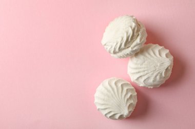 Pembe arka planda tatlı marşmelov, metin için boşluk