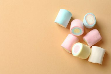 Bej arkaplanda tatlı marşmelov, metin için boşluk