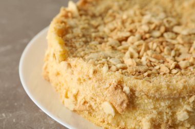 Lezzetli Napolyon keki ile gri masada.