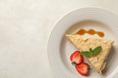 Lezzetli Napolyon pastası beyaz arka planda - gri