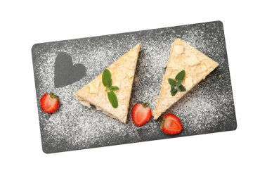 Beyaz arka planda izole edilmiş Napolyon pastası parçaları olan tahta