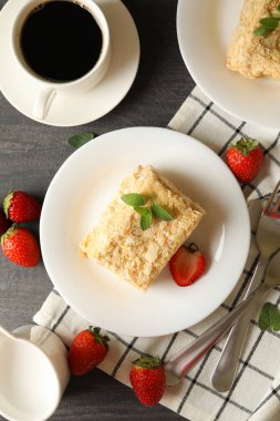 Gri ahşap arka planda Napolyon kekiyle lezzetli öğle yemeği kavramı