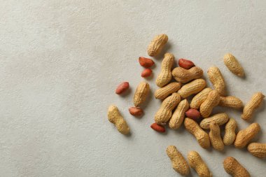 Beyaz arka planda kabuklu ve kabuksuz fıstık