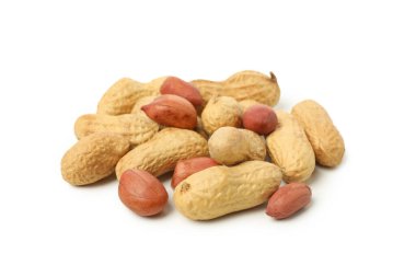 Kabuklu ve kabuksuz fıstık beyaz arka planda izole edilmiş.