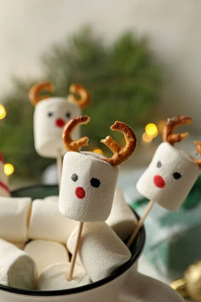 Tasse Mit Marshmallow Auf Weihnachtlichem Holzhintergrund — Stockfoto