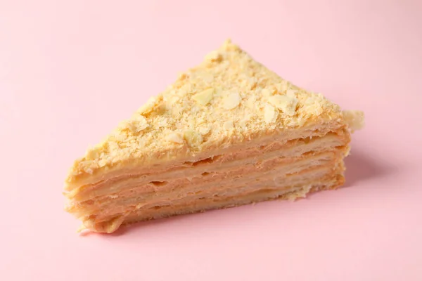 Kawałek Pysznego Tortu Napoleońskiego Różowym Tle — Zdjęcie stockowe