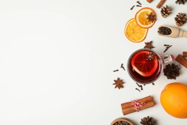 Beyaz arka planda sıcak şarap ve malzemeler.