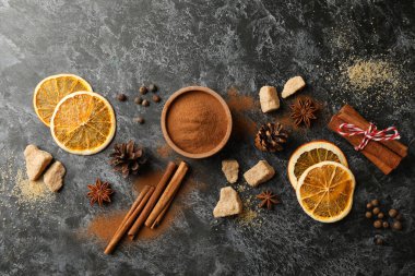 Siyah dumanlı arka planda sıcak şarap pişirmek için gerekenler