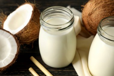 Tahta zeminde taze hindistan cevizi ve hindistan cevizi sütü.