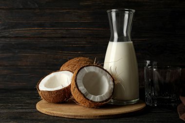 Tahta zeminde taze hindistan cevizi ve hindistan cevizi sütü.