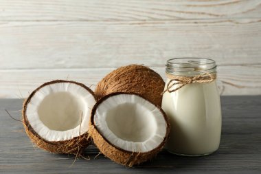 Tahta zeminde taze hindistan cevizi ve hindistan cevizi sütü.