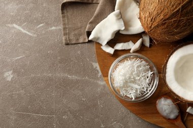 Üzerinde hindistan cevizi ve hindistan cevizi parçaları olan tahta.