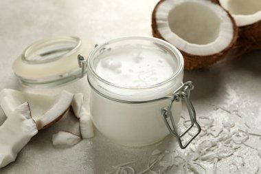 Beyaz arka planda taze hindistan cevizi ve hindistan cevizi sütü