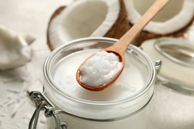 Beyaz arka planda taze hindistan cevizi ve hindistan cevizi sütü