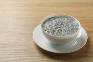 Ahşap arka planda chia pudingli kase