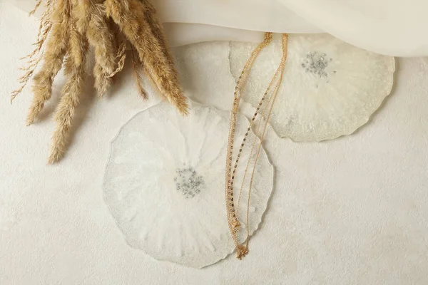 エポキシ樹脂 ファブリック ゴールデンチェーンと白い背景のフィールドの花 — ストック写真