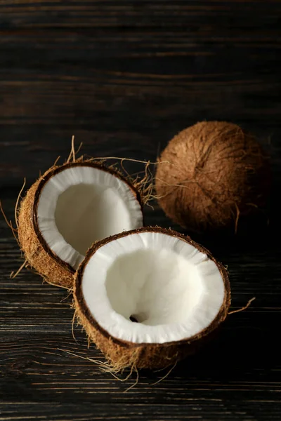 Groep Lekkere Verse Kokosnoot Houten Achtergrond — Stockfoto