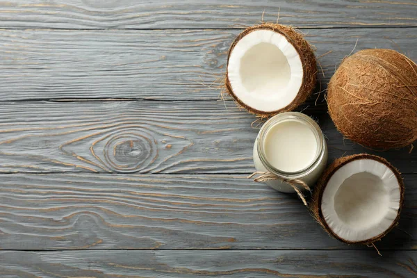 木の背景に新鮮なココナッツミルクとココナッツミルク — ストック写真