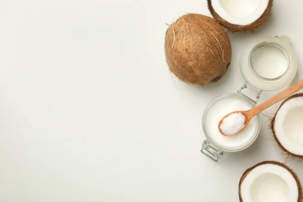 白色背景的新鲜椰子和椰奶 — 图库照片