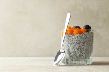 Tahta masadaki pudingli cam.