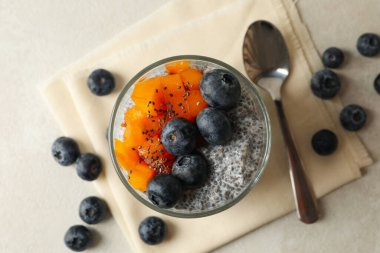 Beyaz masada lezzetli chia pudingli bir bardak