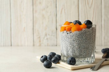 Beyaz masada lezzetli chia pudingli bir bardak