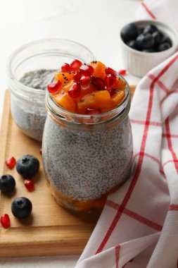 Lezzetli meyveli pudingle kahvaltı kavramı