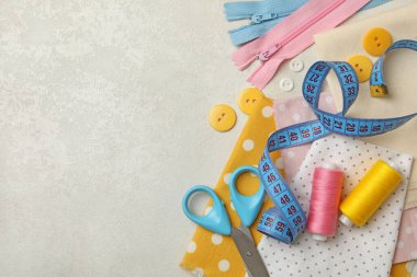 Beyaz arkaplanda malzeme dikme, metin için boşluk