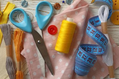 Beyaz ahşap arka planda erzak dikiyorum.