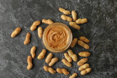 Siyah dumanlı fıstık ezmeli fıstık ezmesi ve kavanoz.