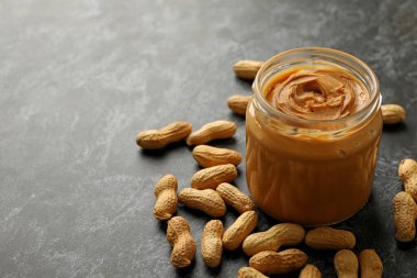 Siyah dumanlı fıstık ezmeli fıstık ezmesi ve kavanoz.