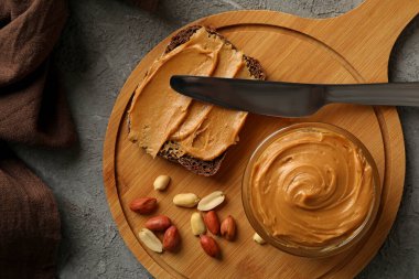 Gri masada fıstık ezmeli lezzetli kahvaltı kavramı.