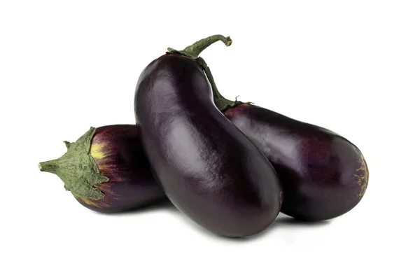 Verse Rauwe Aubergines Geïsoleerd Witte Achtergrond — Stockfoto