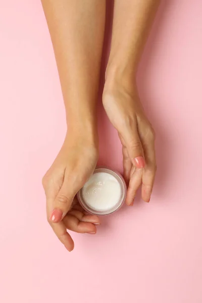 Lindas Manos Femeninas Sostienen Frasco Crema Cosmética Sobre Fondo Rosa —  Fotos de Stock