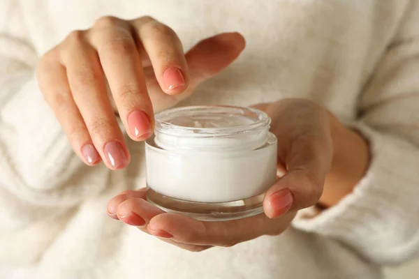 Mujer Suéter Con Manicura Rosa Sostener Frasco Crema Cosmética — Foto de Stock